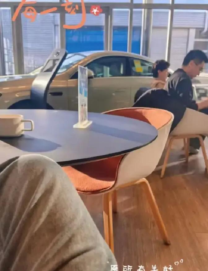 60岁系鞋带3小时，全网都在等翻车
 
乐山游客拍下那一幕：许亚军蹲在地上给老婆