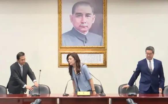 能来能见面，就已经说明问题了

大陆邀请，郑丽文欣然应允，来大陆访问，将赴北京上