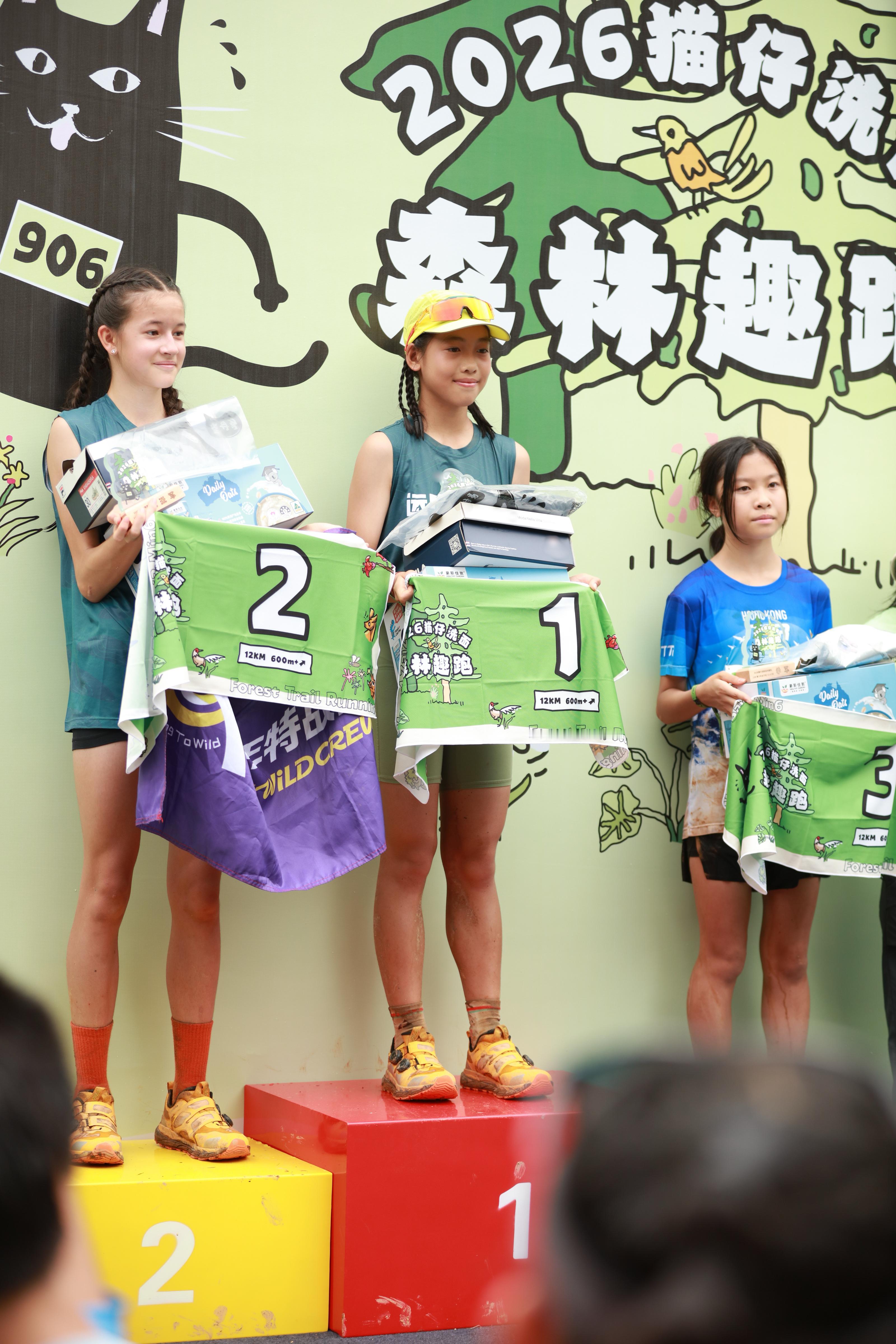 广州暴雨定格少年心气最美的模样雨后的广州白云山赛道泥泞湿滑，雨水打湿衣衫，路面遍
