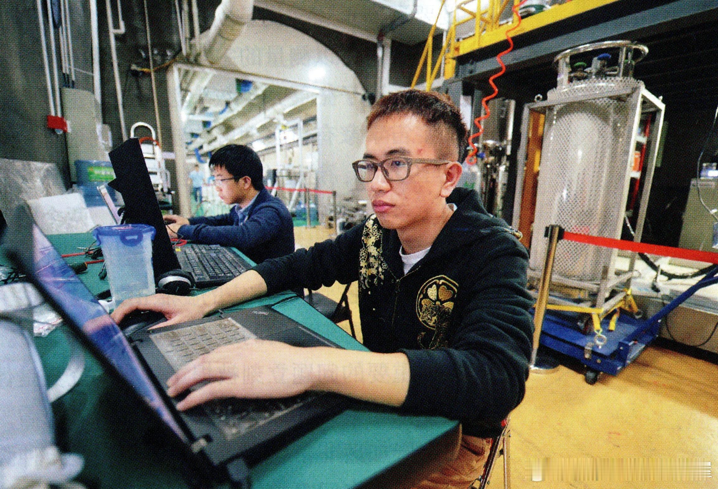 中国锦屏地下试验室位于四川省凉山州锦屏山隧道2400米深的地下，是世界上最深的暗