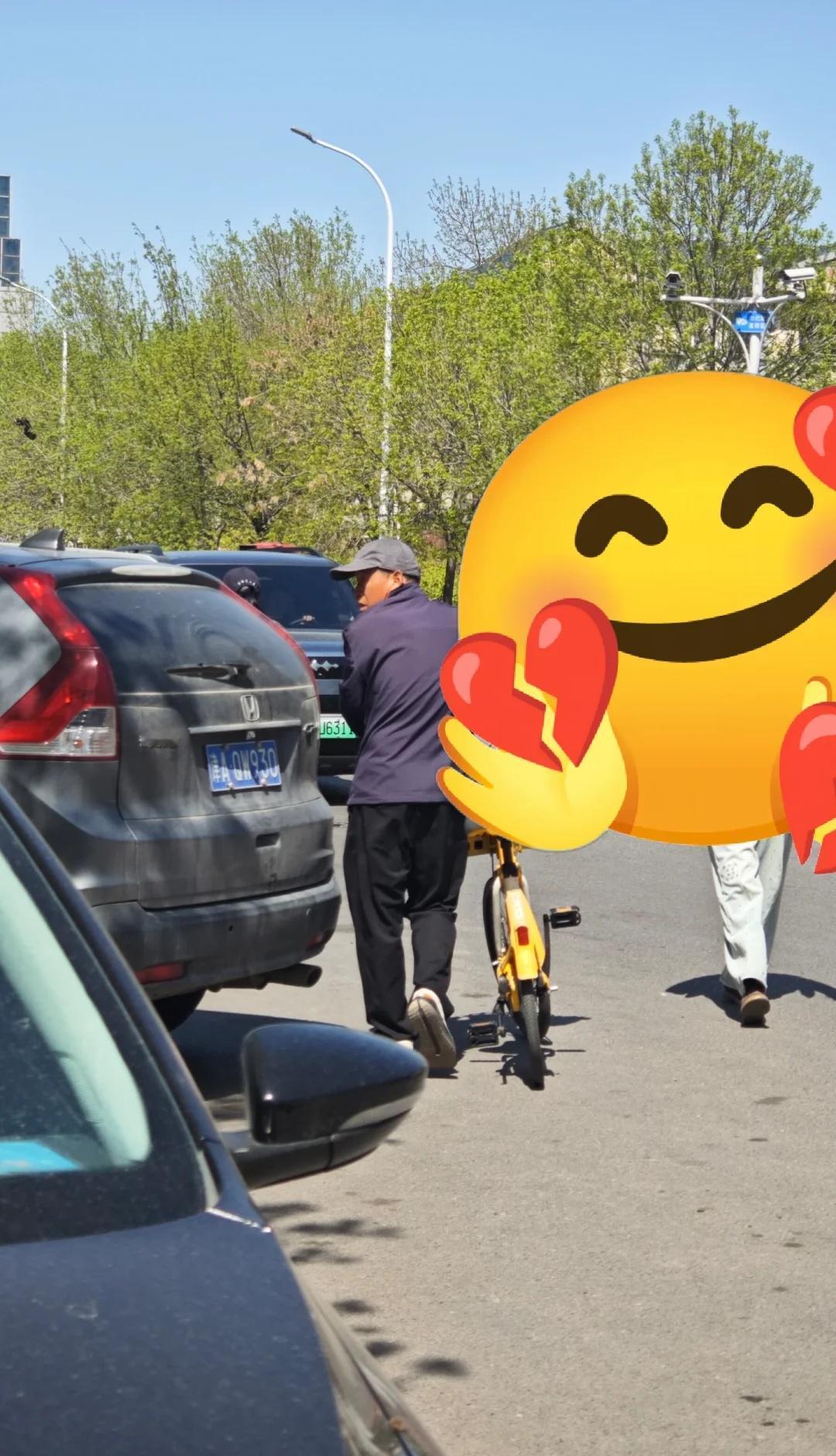 刚刚塘沽这里有个大妈和一个大爷编故事借钱地铁去天津站老人过马路 天津站 ，千万不