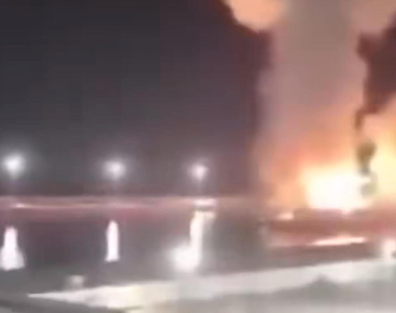 美国一动手，委内瑞拉直接乱套了。1月3号早上，加拉加斯就炸锅了——不是爆炸，是人