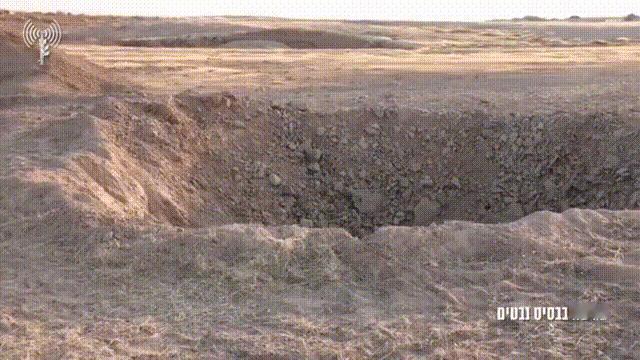 4月15日，以色列军方连夜在沙地上刨出一个弹坑，试图以此表明，伊朗导弹威力太“小