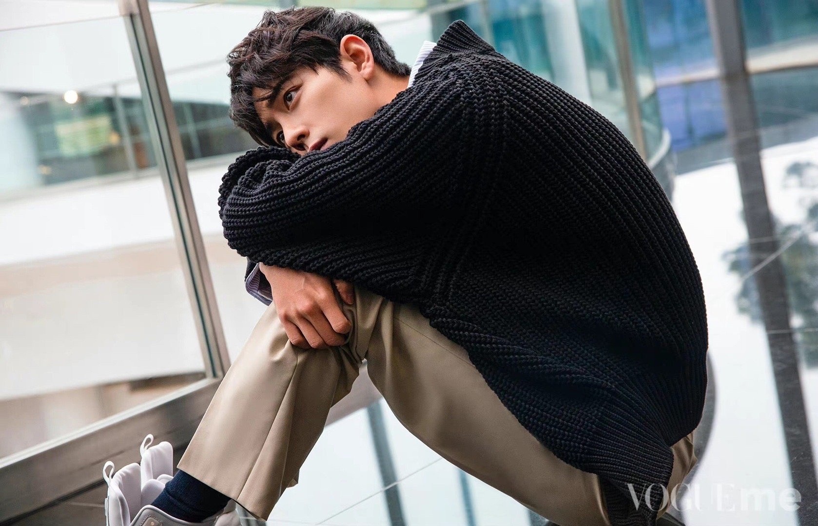 肖战先暖带动后暖他在片场给群演递过一杯热奶茶，镜头没记下这瞬间，却有人悄悄学着，