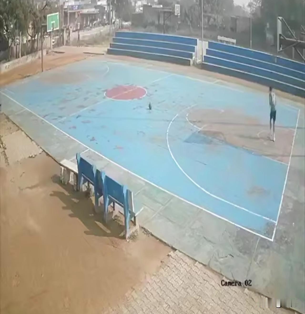 印度哈里亚纳邦一名国家队的篮球运动员
因扣篮挂篮筐不慎被砸意外身亡

16岁篮球