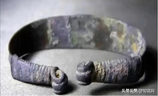 --1944年4月，考古工作者在清理一座唐代古墓的时候，无意中找到一只空心的银手