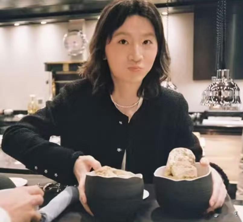 太子爷变公主！好利来大公子穿女装惊艳全网，好利来那个曾经上恋综的太子爷罗昊，最近