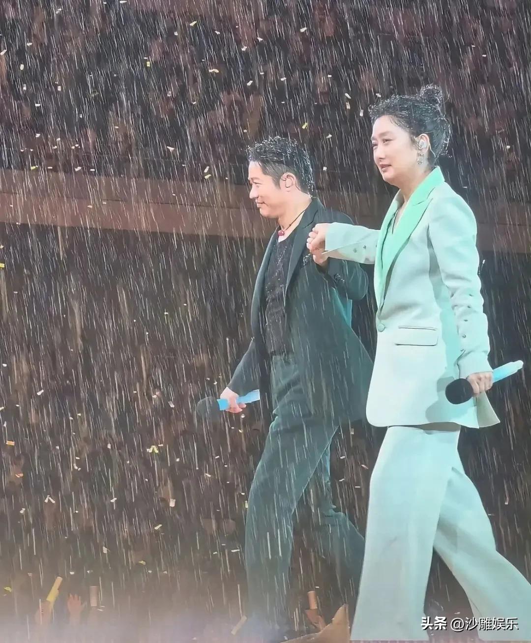 凤凰传奇，彻底出圈了！

3月28日深夜，玲花和曾毅双双冲上热搜，这一次，他们又