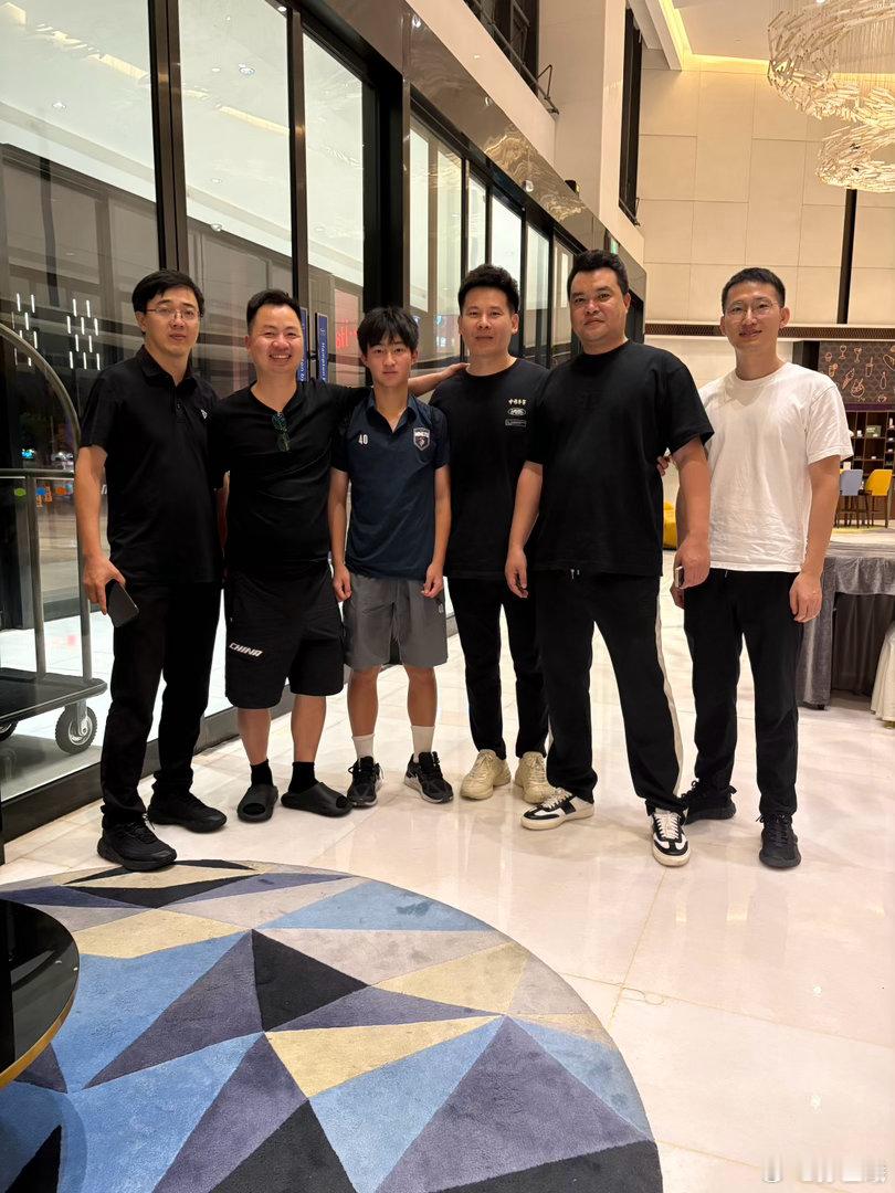 爸爸的20几个发小，成了最忠实的死忠粉，不是在现场就是守在比赛直播.为这一把布局