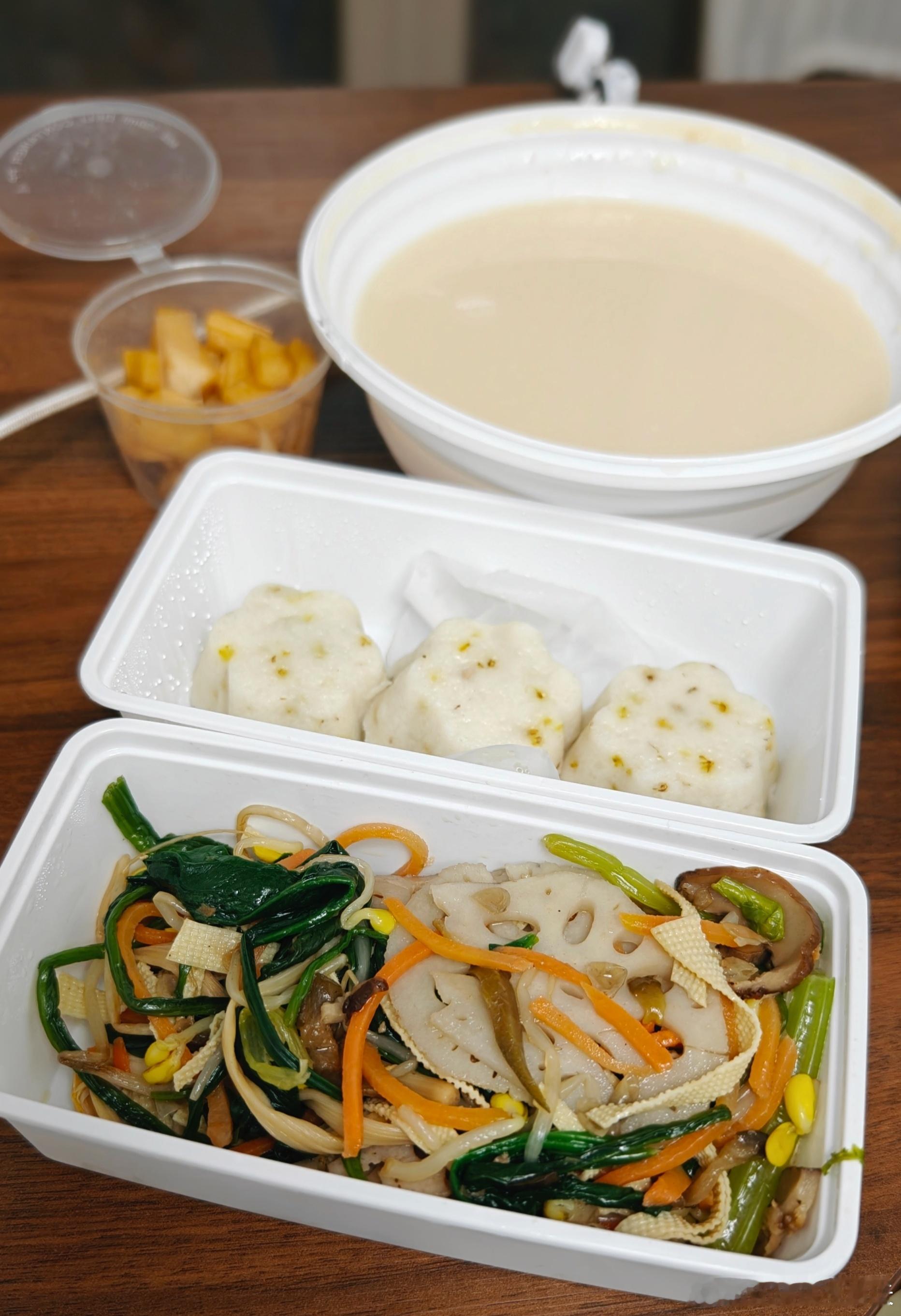 喉咙依旧很痛，继续清淡饮食今晚点了南京大牌档的美龄粥套餐，ta家的菜我没几样喜欢