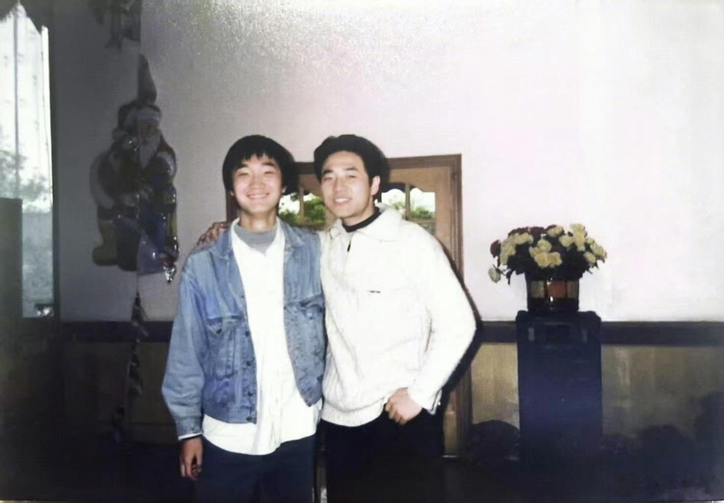王铮亮晒披荆斩棘的校园照 王铮亮发文祝福新生，还晒出校园照。致披荆斩棘的校园时代