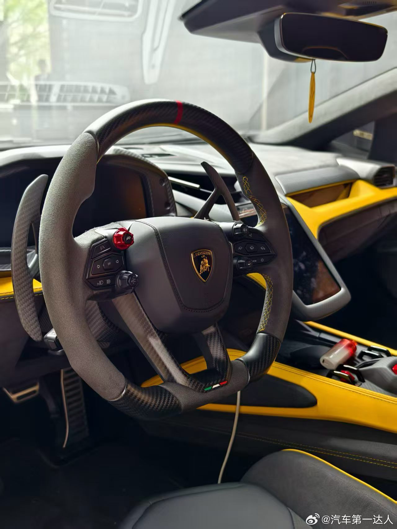 真正的强者，从不掩饰对巅峰的渴望。25年上牌兰博基尼Revuelto，仅2500