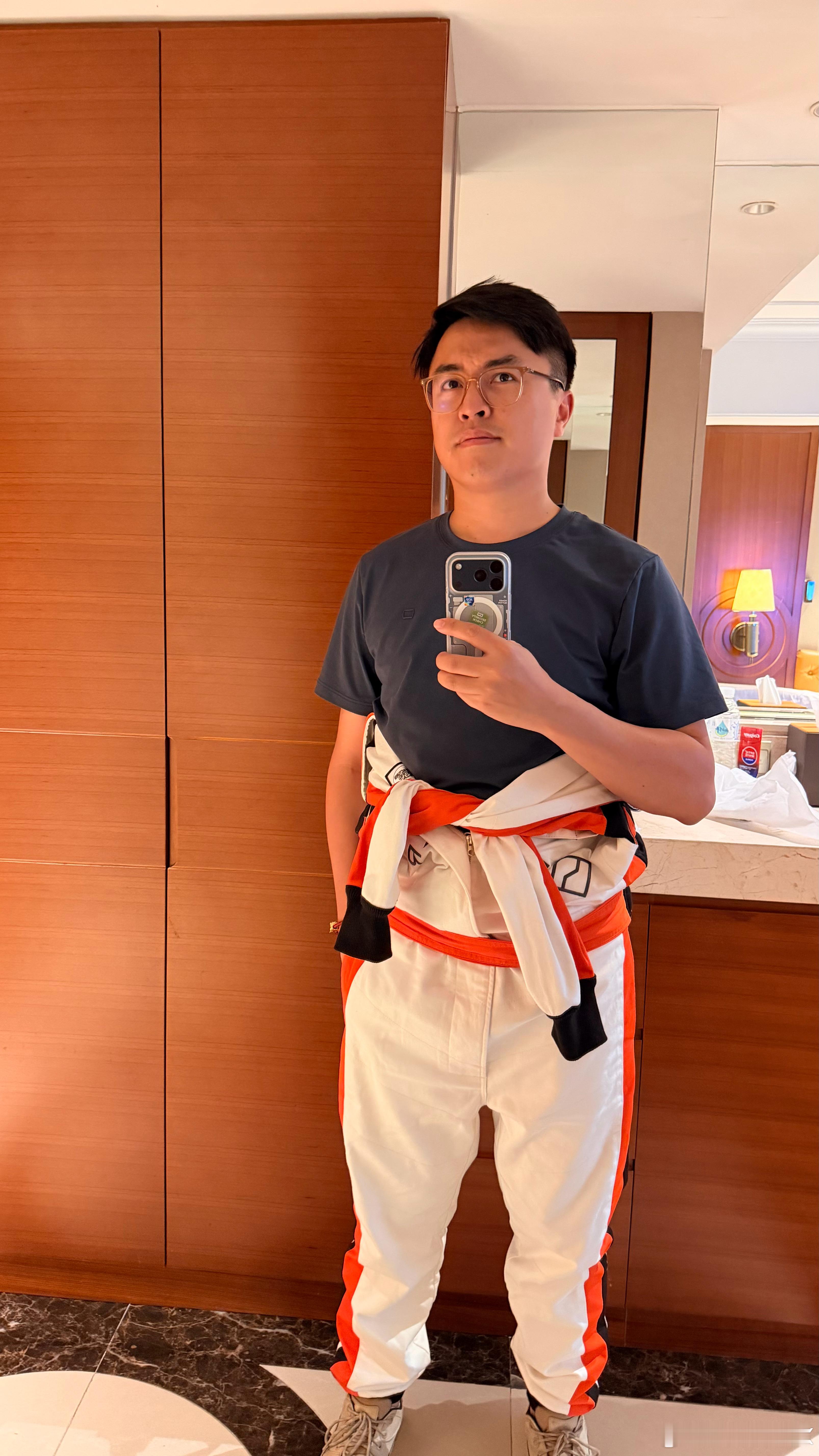 穿上赛车服以后我觉得减肥计划已经成功一半