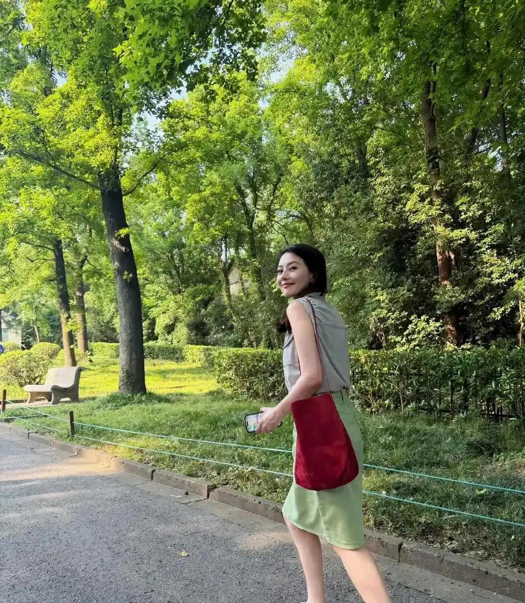 高圆圆上学时期有多漂亮，她班主任说过，当年最少十个班的男生追她。她成天穿宽松校服