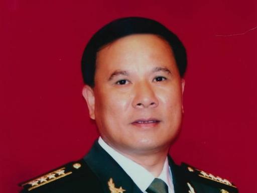 1979年越南边境，班长黄招强发现穿我军军装的人靠近，询问口令。对方不答，黄招强