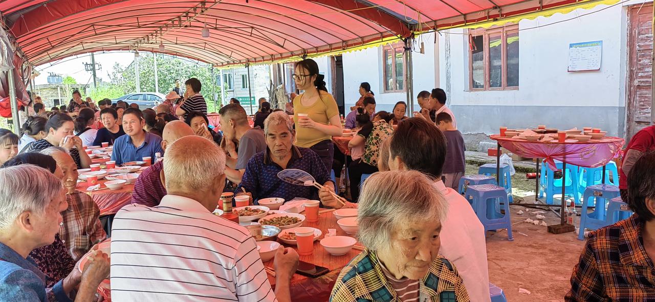 家乡的生日酒
说到家乡，格外亲切，谁不会吟李白的《静夜思》：“床前明月光，疑是地