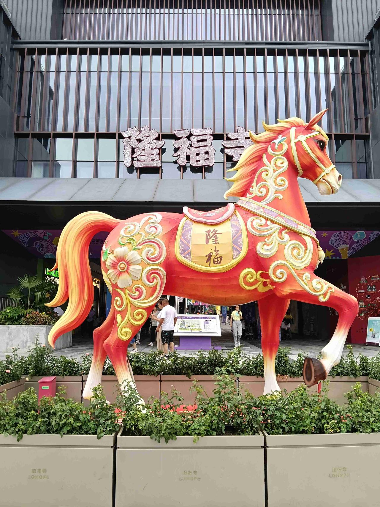 带定位晒今日生活 今日心情轻松愉快，即便外面雨一直淅淅沥沥地下着。雨滴打在窗户上