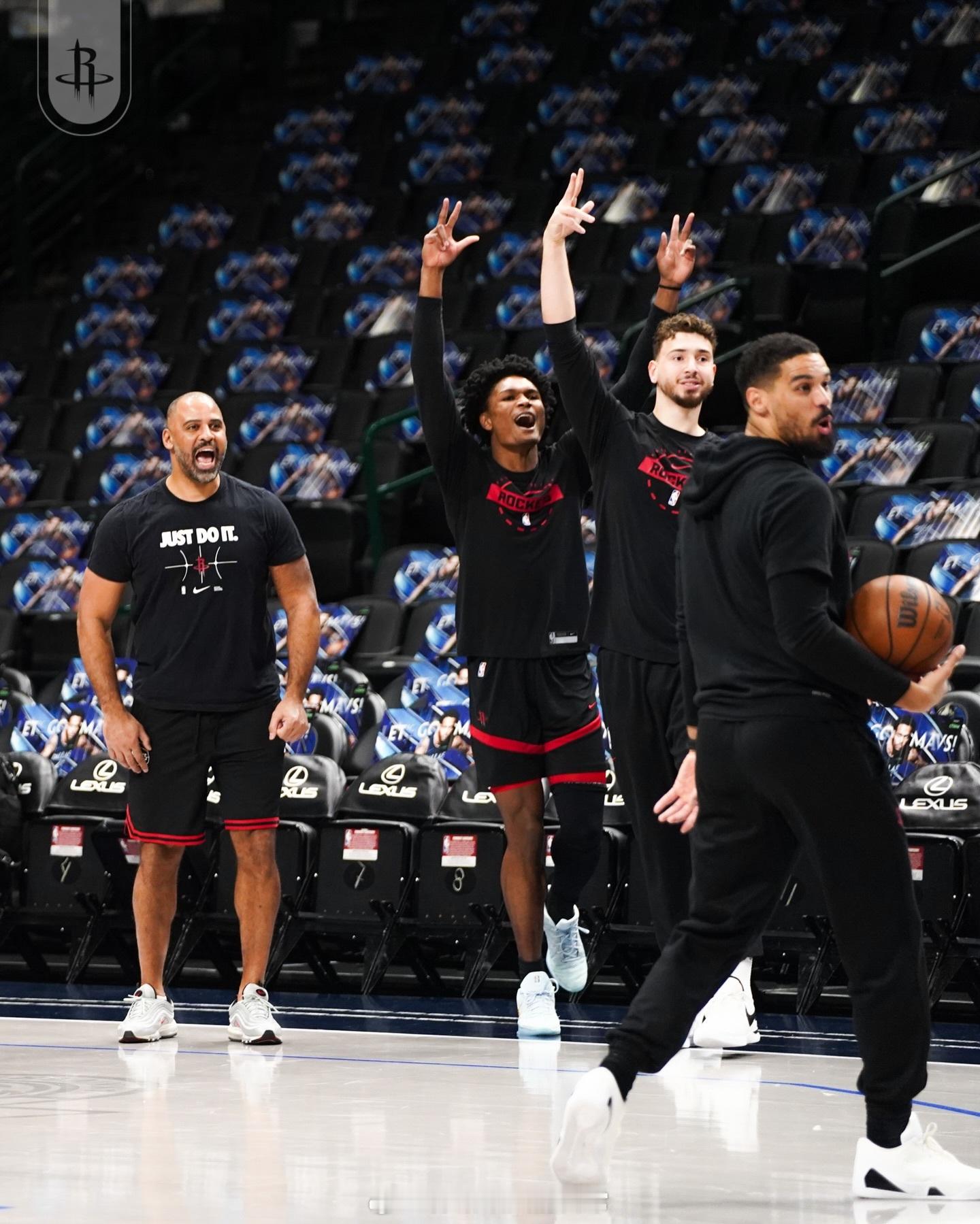 早前的备战训练火箭vs独行侠休斯顿火箭新赛季篮不住