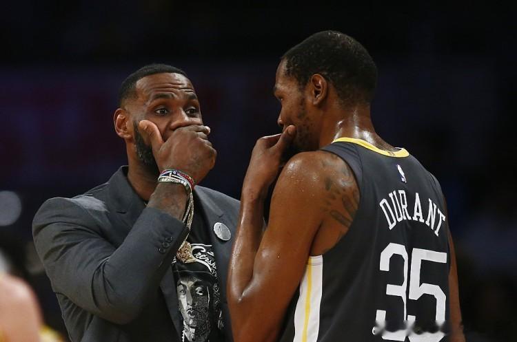 昨日NBA圣诞大战，火箭119-96大胜湖人，赛后，杜兰特接受了记者采访。记者：