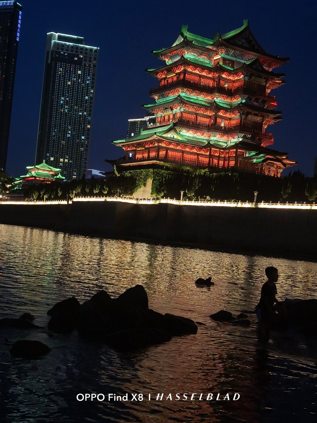 李现站的那块石头我是站不上去了，同角度还是可以找找的，晚上的滕王阁为何有小半年不