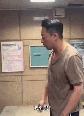 突然觉得汪小菲挺可怜，
妈妈准备和他断绝母子关系，
前妻要花他的钱养现任，
前女
