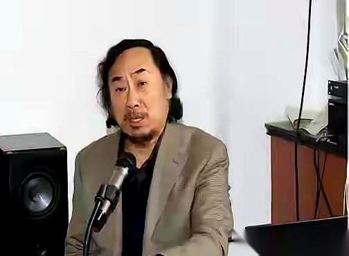 见过闭着眼睛硬吹的，真没见过把马桶里的动静，硬生生夸成“超越时代的伟大哲理”的。