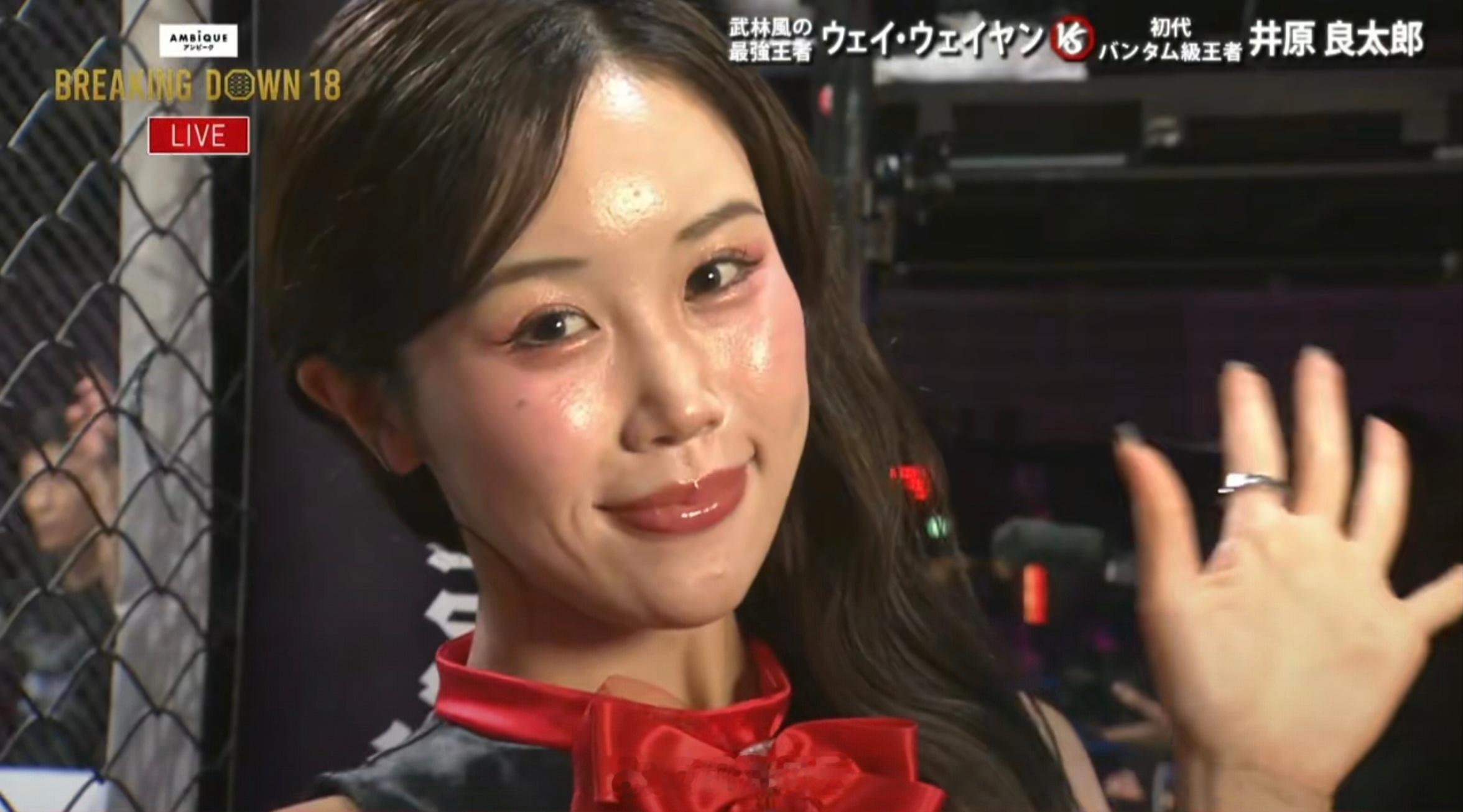 第四场，小日本赢了，激动哭了，举牌女郎倒是不错