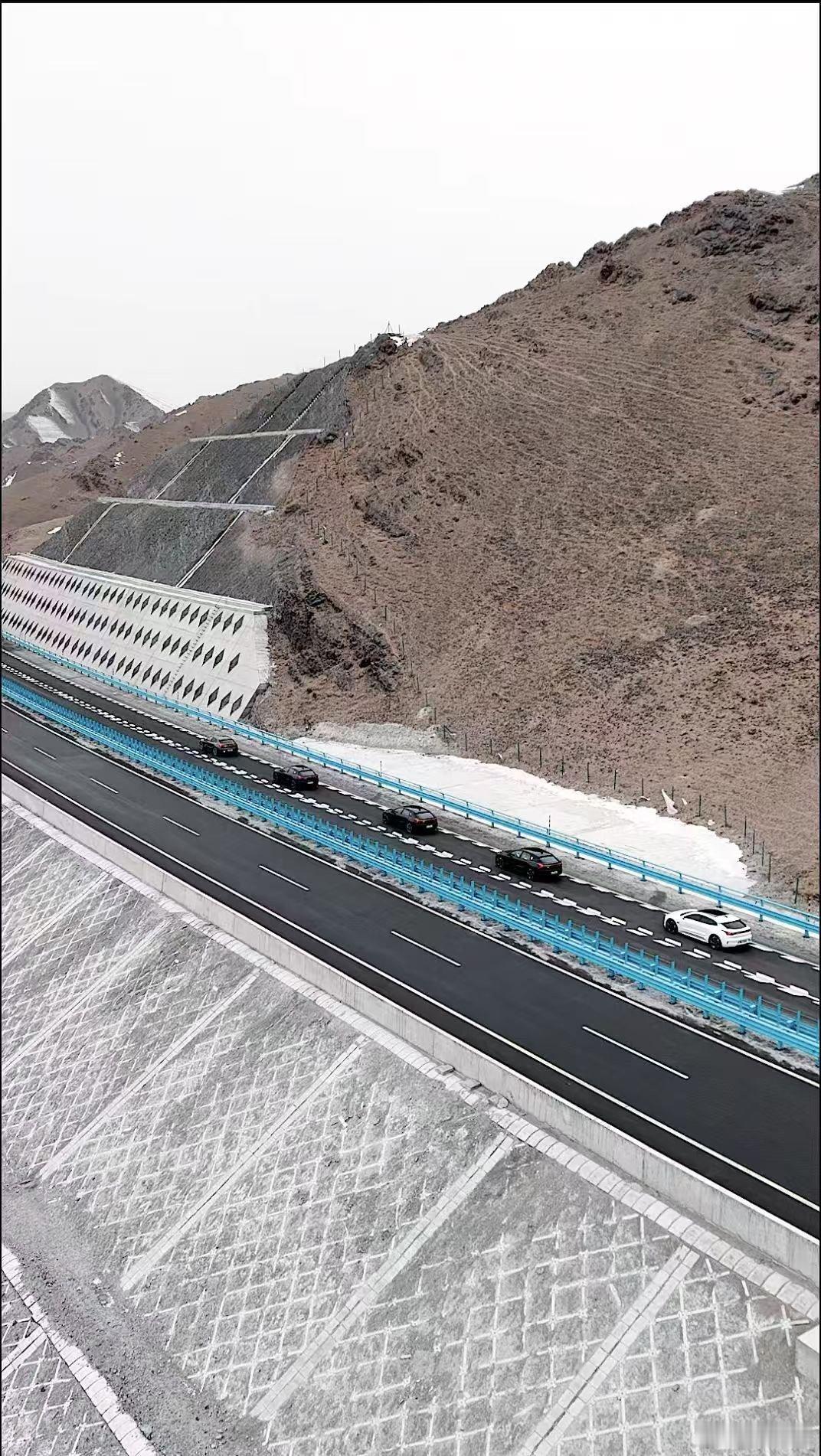 库尔班后人穿越全球最长高速隧道库尔班嗯后代仅20分钟穿越天山南北 昔日跋涉难越天