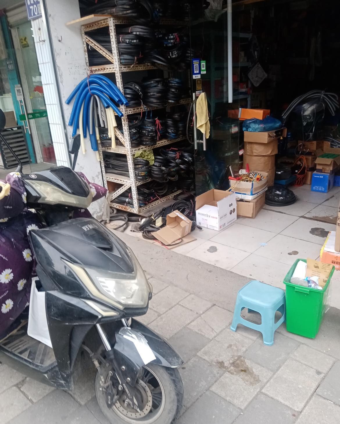 关于汕头五金厂的事故，顺便拍摄了几张附近五金店铺的摆设，对于五金店而言，从他们开