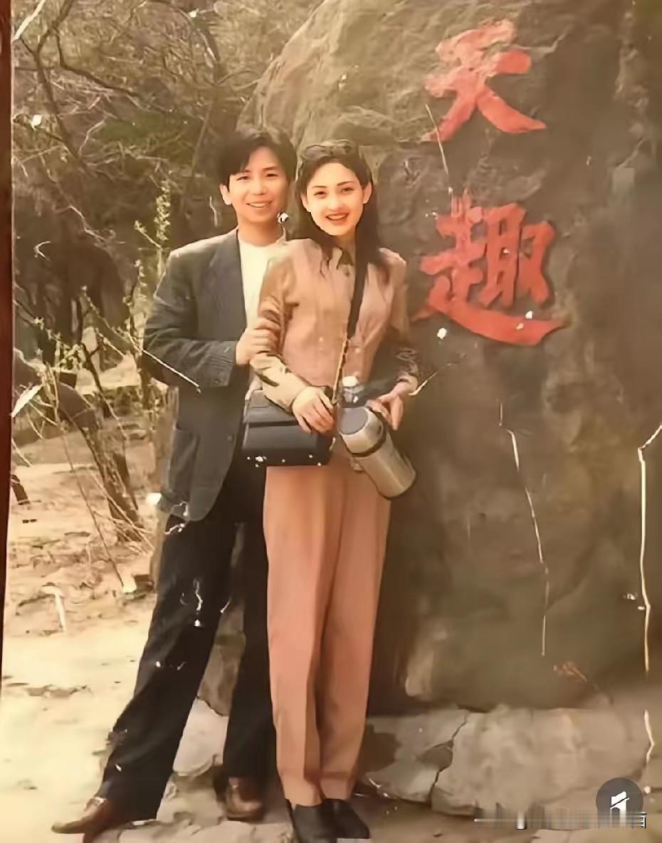 这是一张旧照片，第一眼把穿橘色套装的美女看成是年轻时候的梅婷了，其实她是牛莉年轻