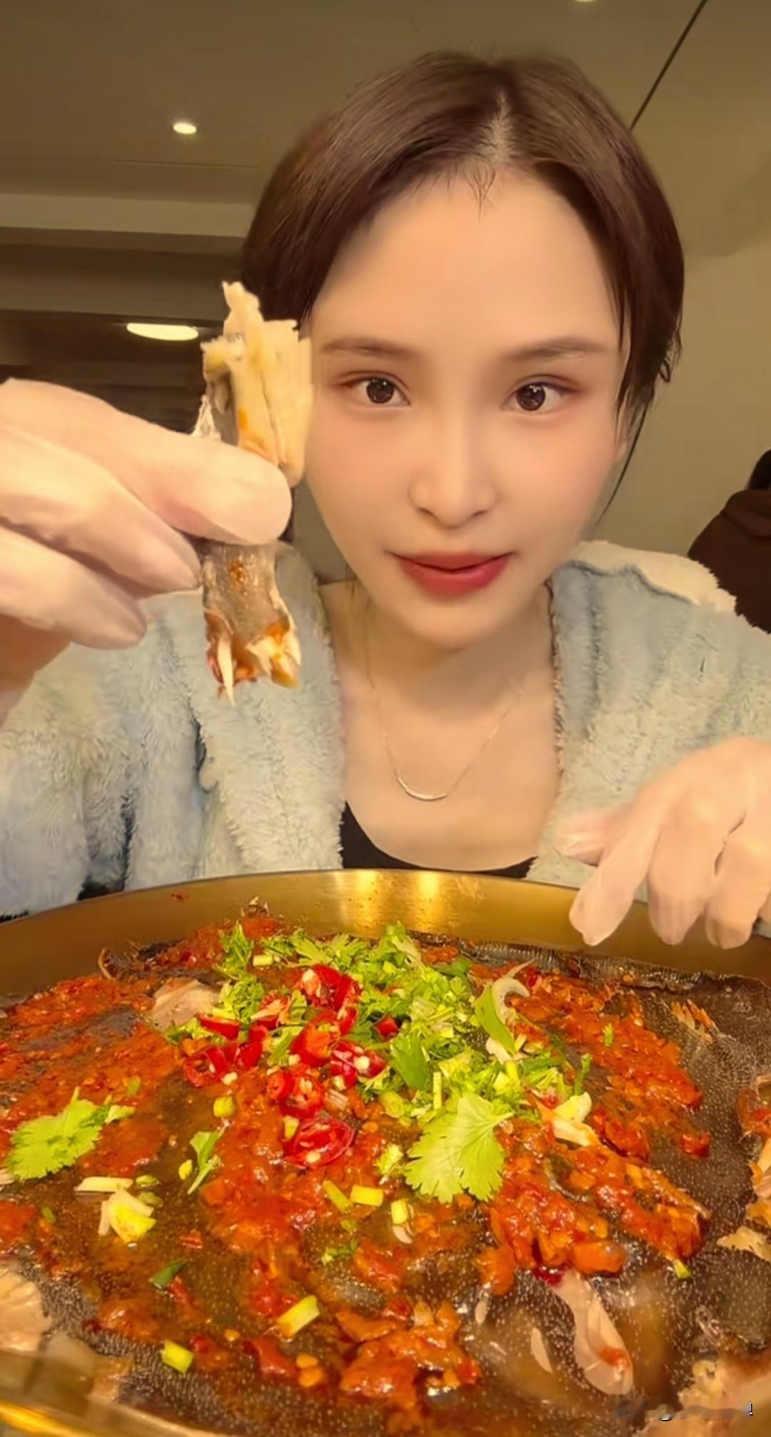 吃播网红干饭莹莹，直播的时候说她身上布满打针留下的针眼，其实她心里也清楚，这和自