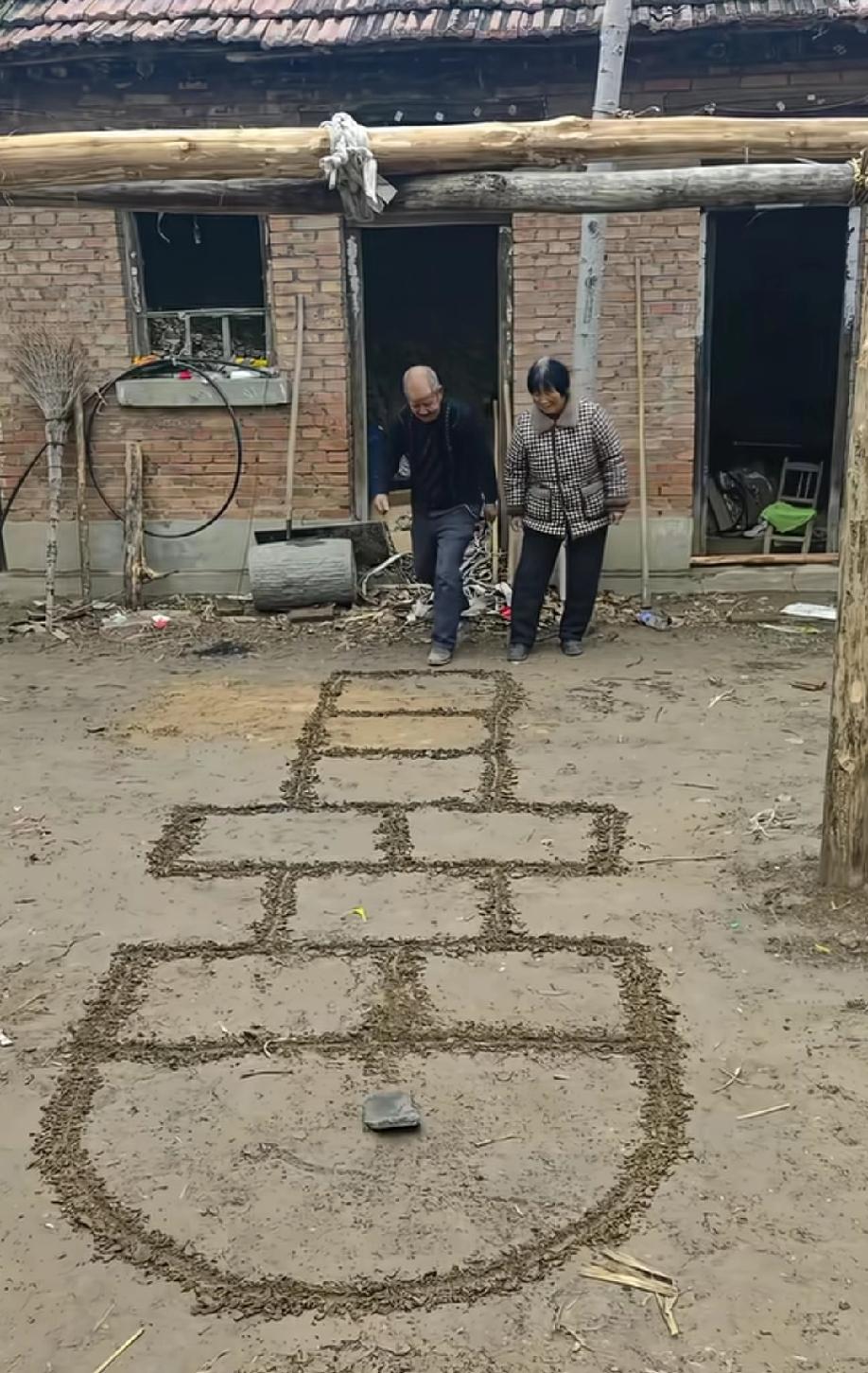 听说这是80后小时候很火的一种游戏，你们知道这个游戏叫什么名字吗？有人玩过吗？