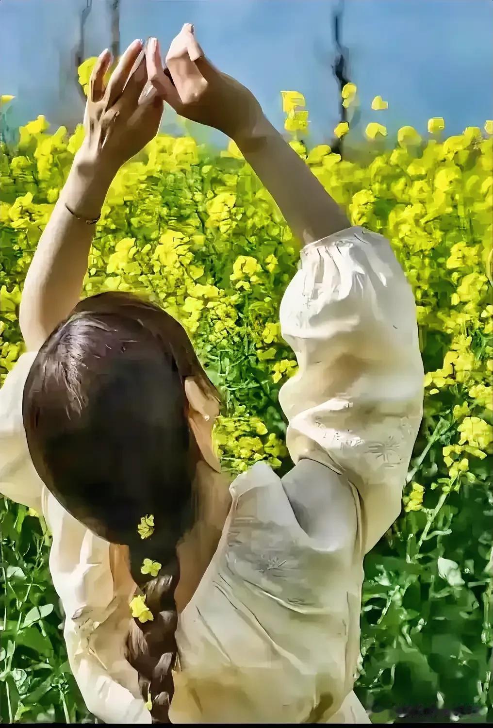 【油菜花】
一方春色醉千山
满目菜花十里妍
凭栏遥望云天外
尽情享受大自然
今日