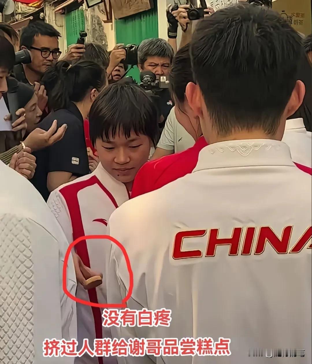 全红婵这个举动太有爱了。

日前在澳门活动期间，在街上品尝澳门小吃美食时，全红婵