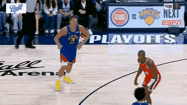 如果裁判判邓恩犯规，那裁判的判罚就不公平了。这球明明是约基奇想趴到邓恩身上造犯规