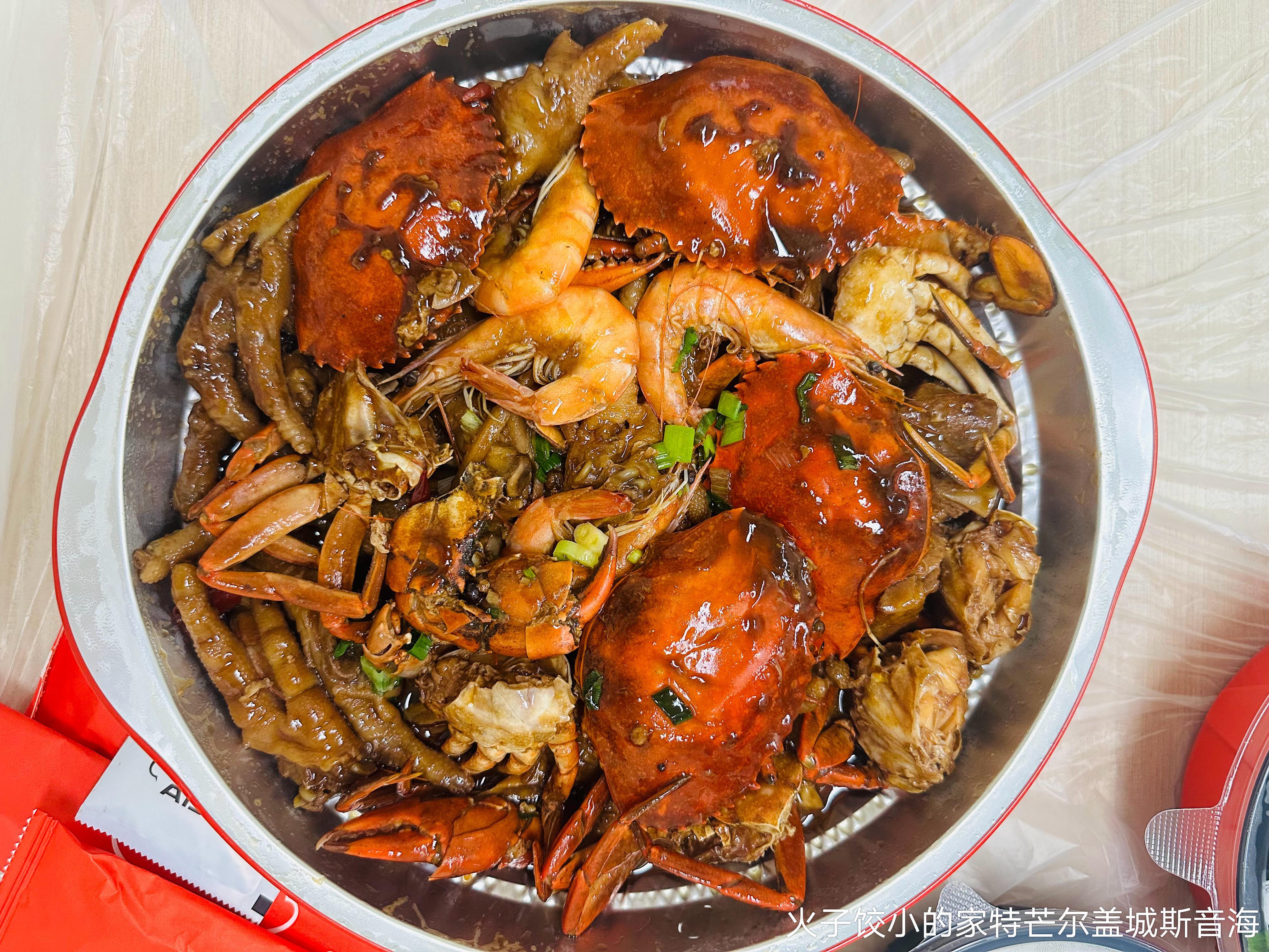 每次中午娜娜腚饭有我一个，就一定菜里有头发免单！行吧，就当每次都是我请的吧，哈哈