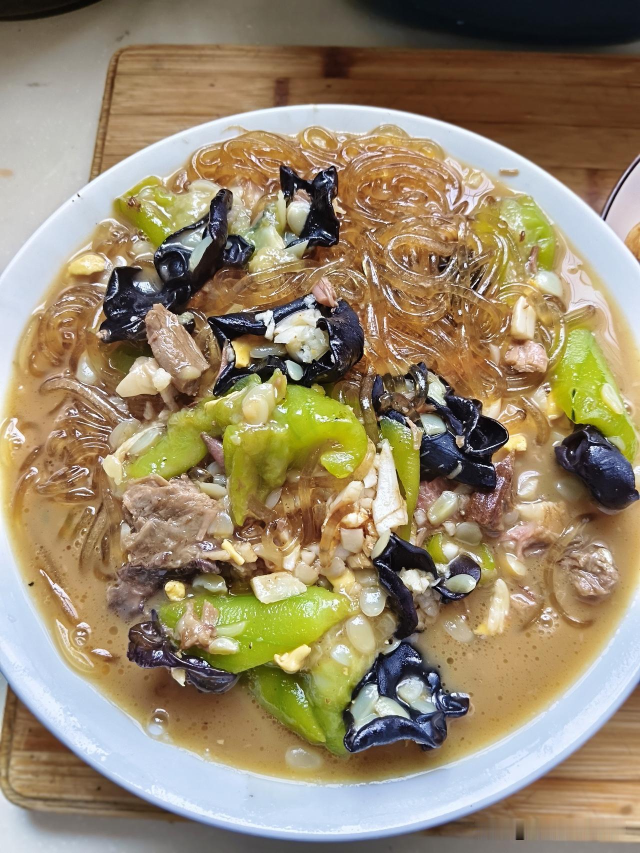 这做法创意来自羊肉泡馍，一顿简单美味的午餐，就这么上桌了。
十一点十分，她打电话