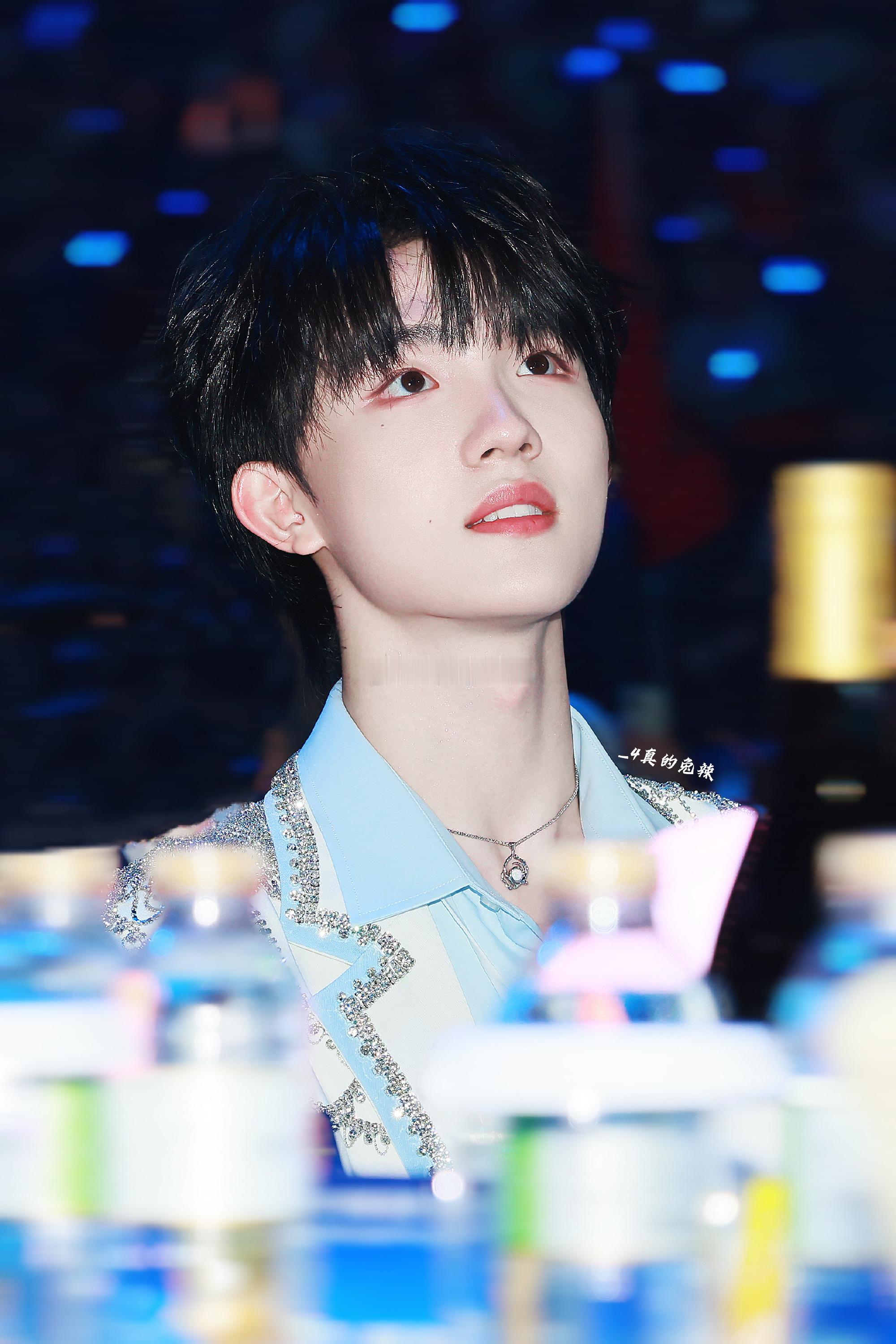 #登陆少年回复黄绮珊# 感谢黄妈带登陆少年唯一C位TOP合照呀，黄妈特别特别美，