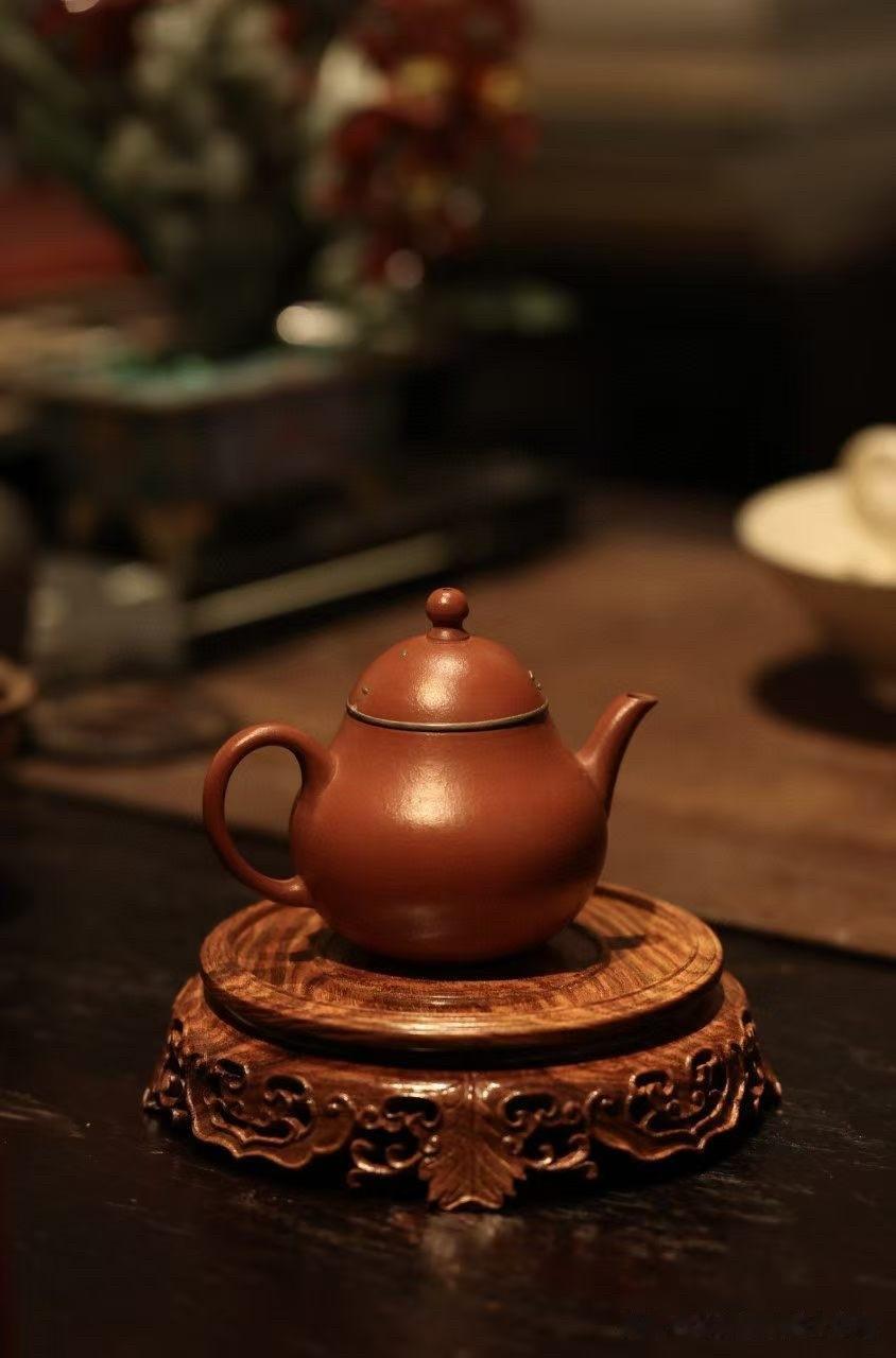一方壶承，托起的不只是茶器，更是岁月里的雅趣。

黄花梨老料温润沉静，天然木纹如