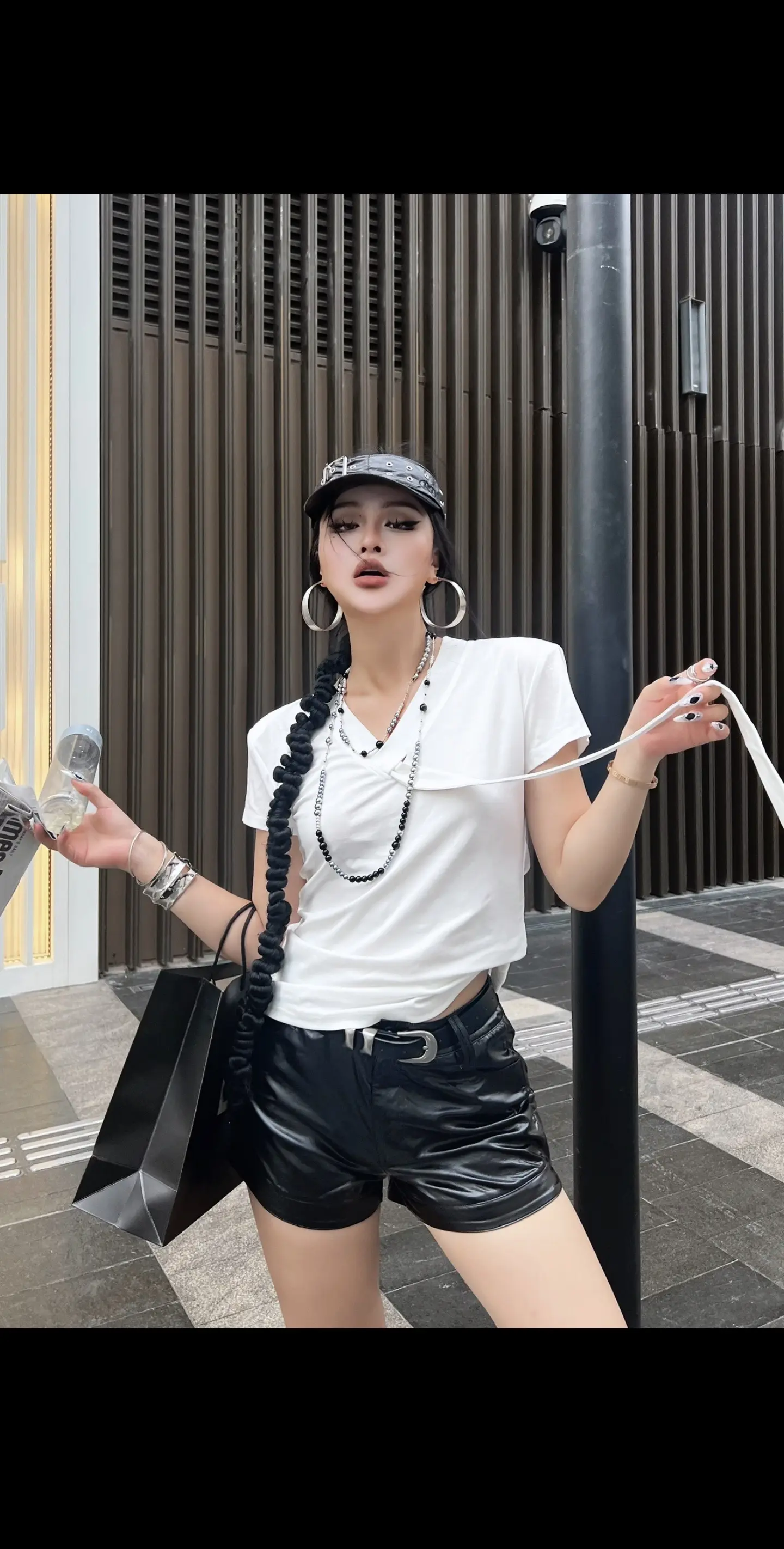 别的女孩喝完酒都很迷人 我不一样我像野人。