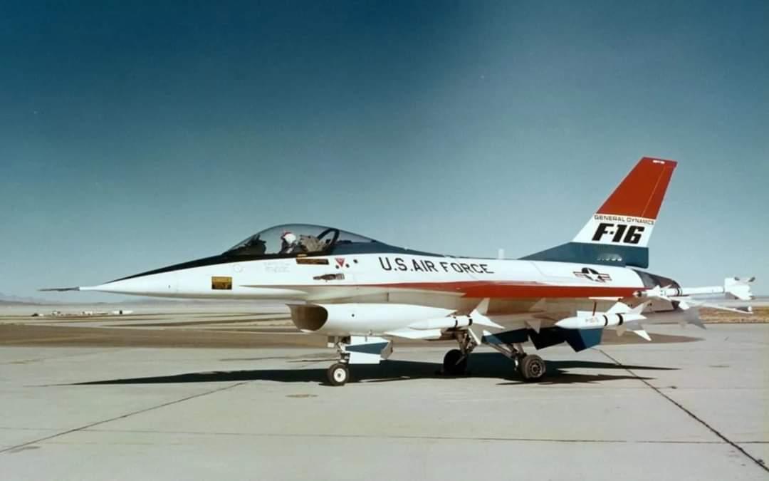 #今日战隼#  F-16主起落架舱门挂载AIM-7“麻雀”空对空导弹实验。视频：