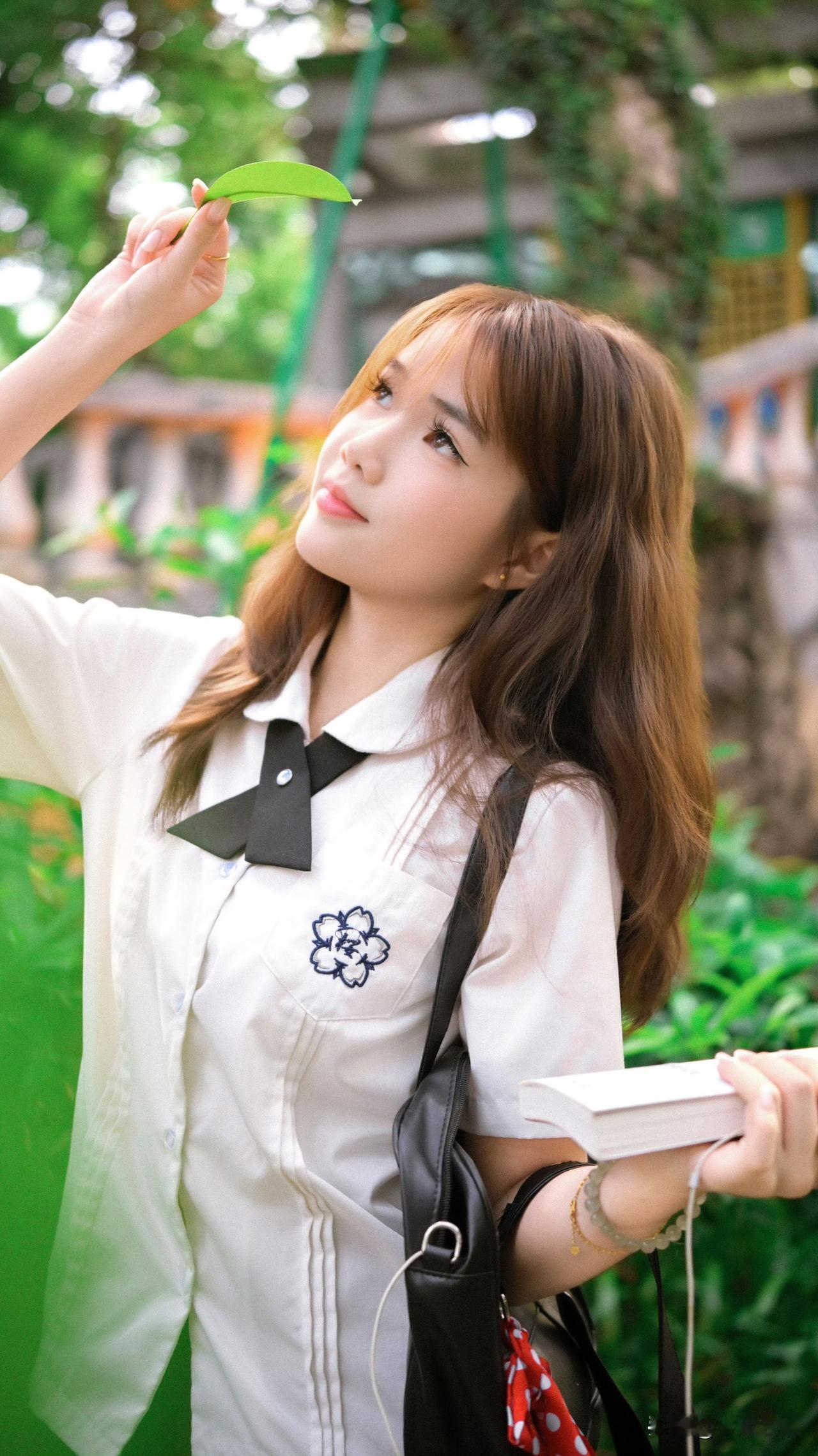 青春校园风，清新少女，绿叶相伴，书香满怀。