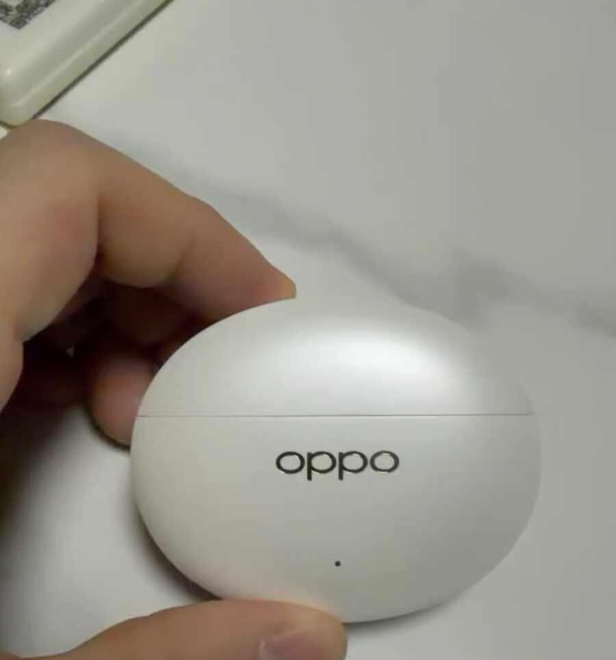 今天是OPPO耳机🎧～
OPPO Enco Free4无线蓝牙耳机，珠光白颜色