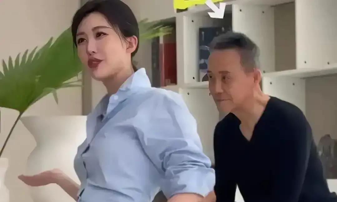 73岁王石，再次被钉上舆论的十字架。
一边是前妻陪跑30年，离婚仅分几套房产。