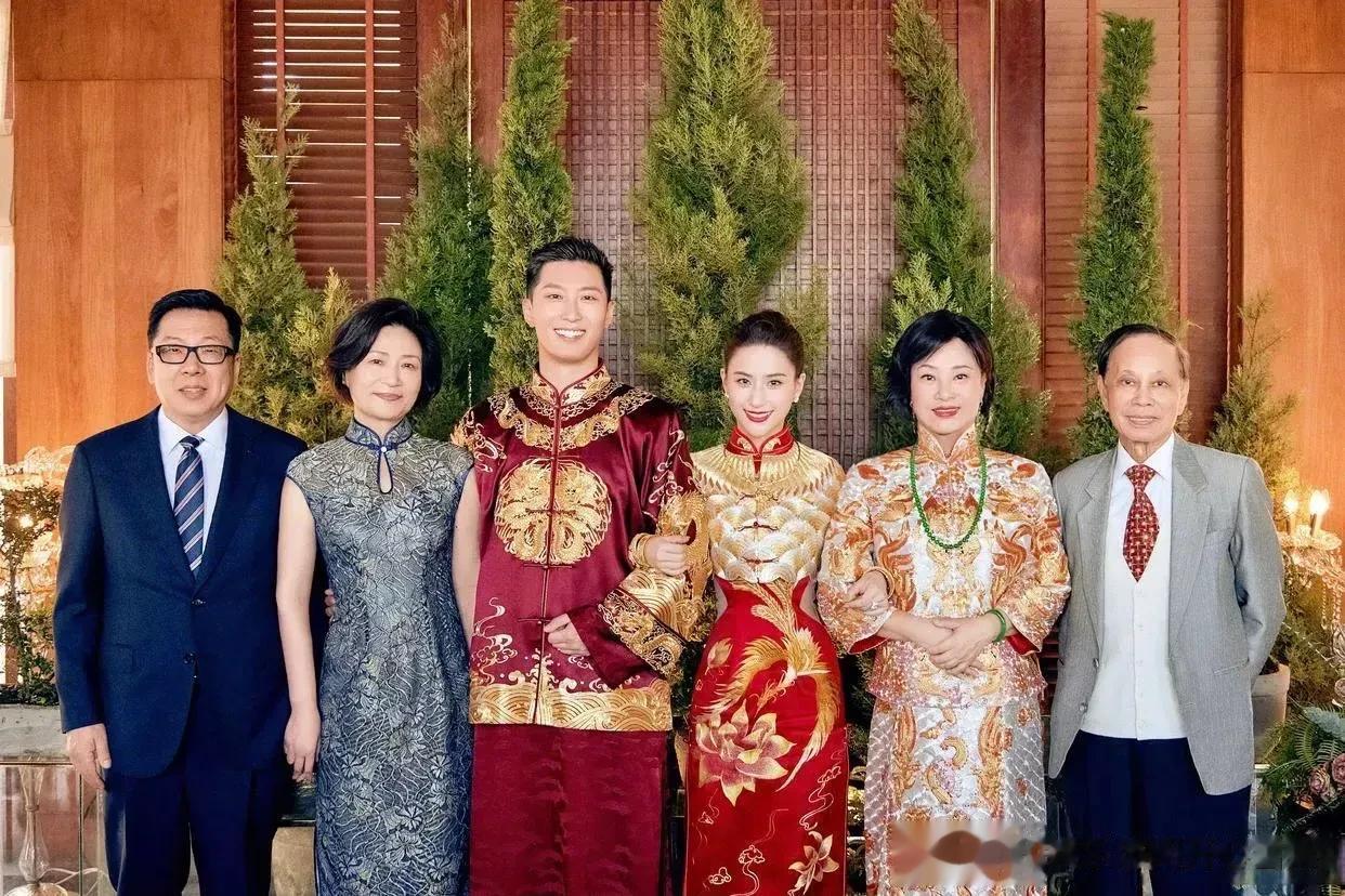 窦骁和何超莲在巴厘岛结婚，他们发布了中式礼服和婚纱的照片，祝福他们啊！

何超莲