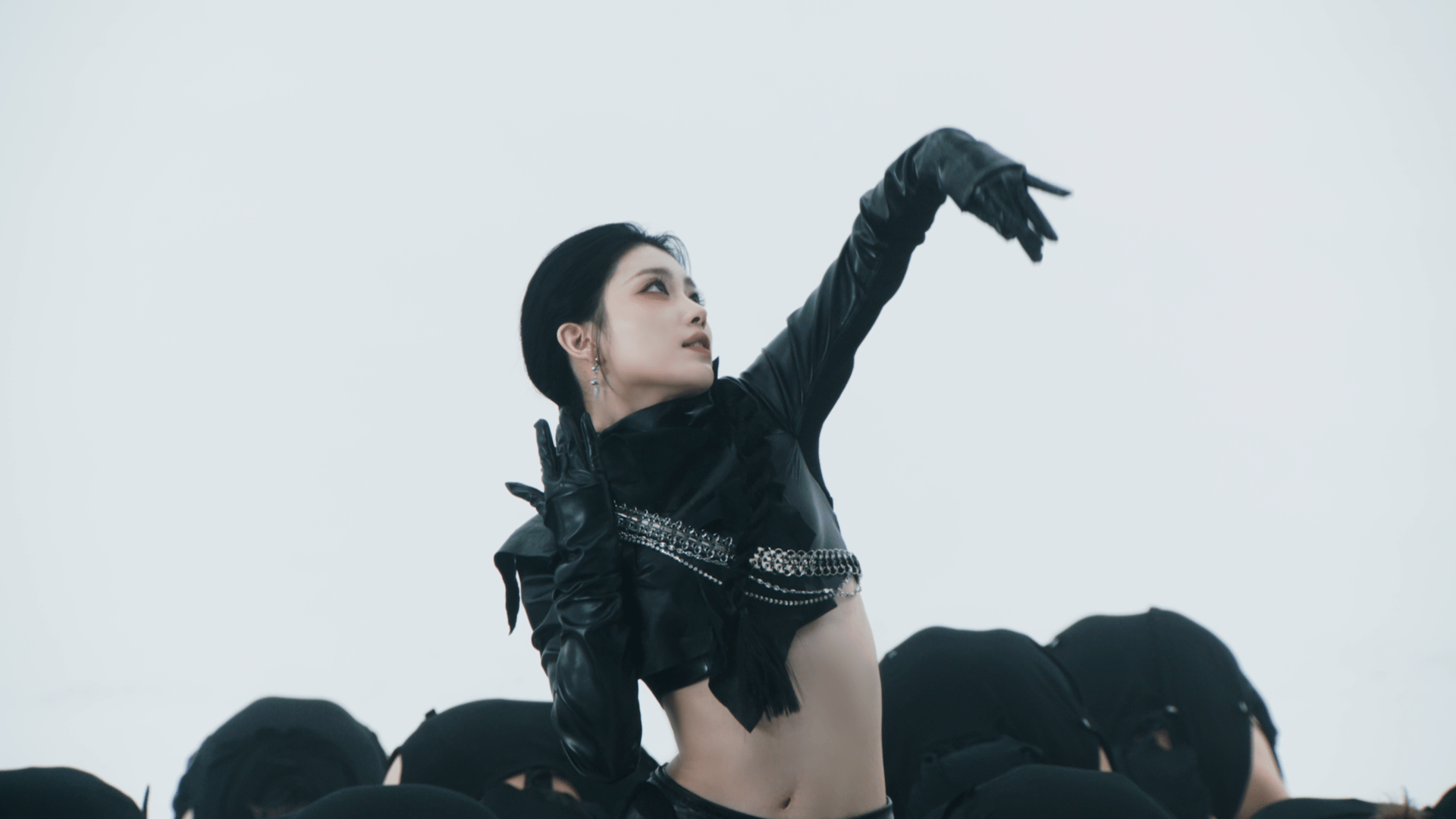 沈小婷翡翠绿瞳沈小婷首支solo预告造型太绝了✨翡翠绿瞳清冷又神秘，银白头纱遇上
