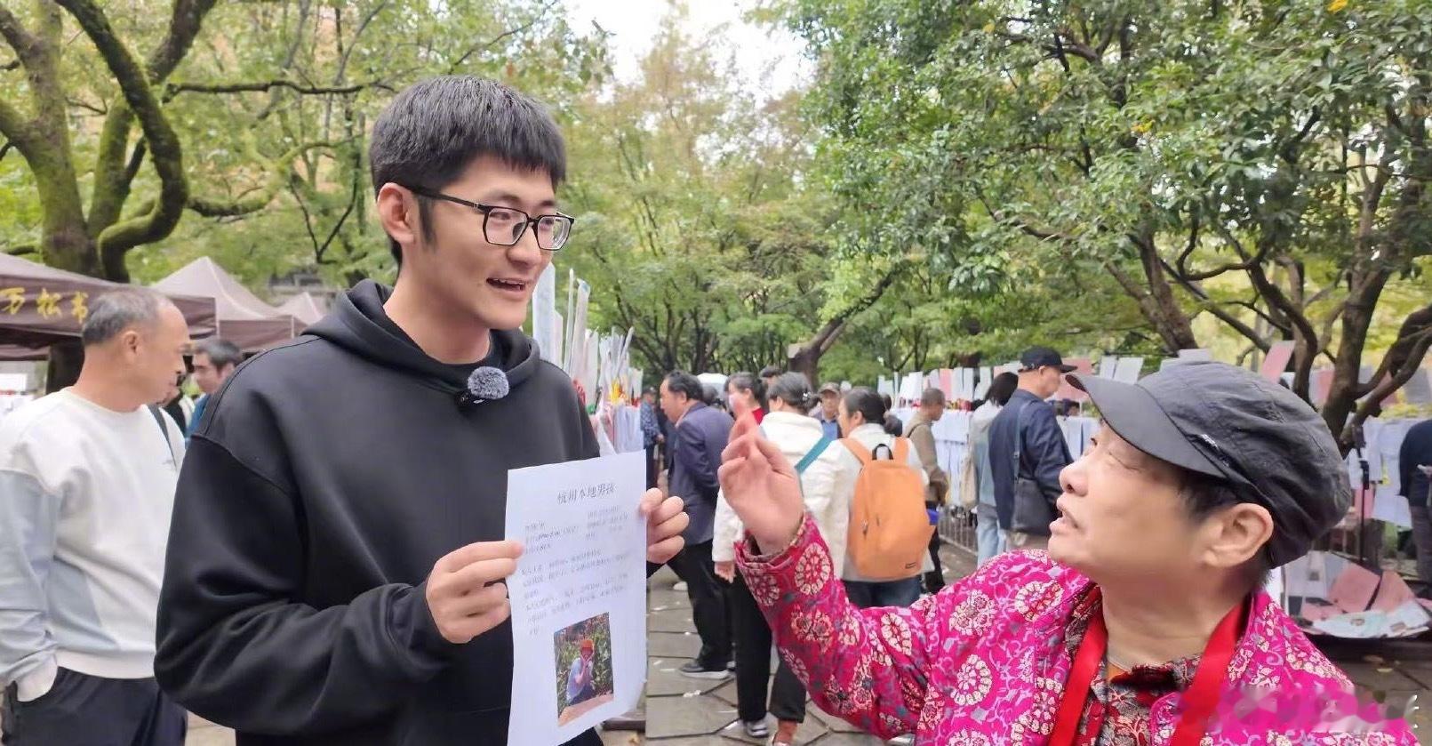 写上营收和家庭背景，阿姨们能把你围起来不让走