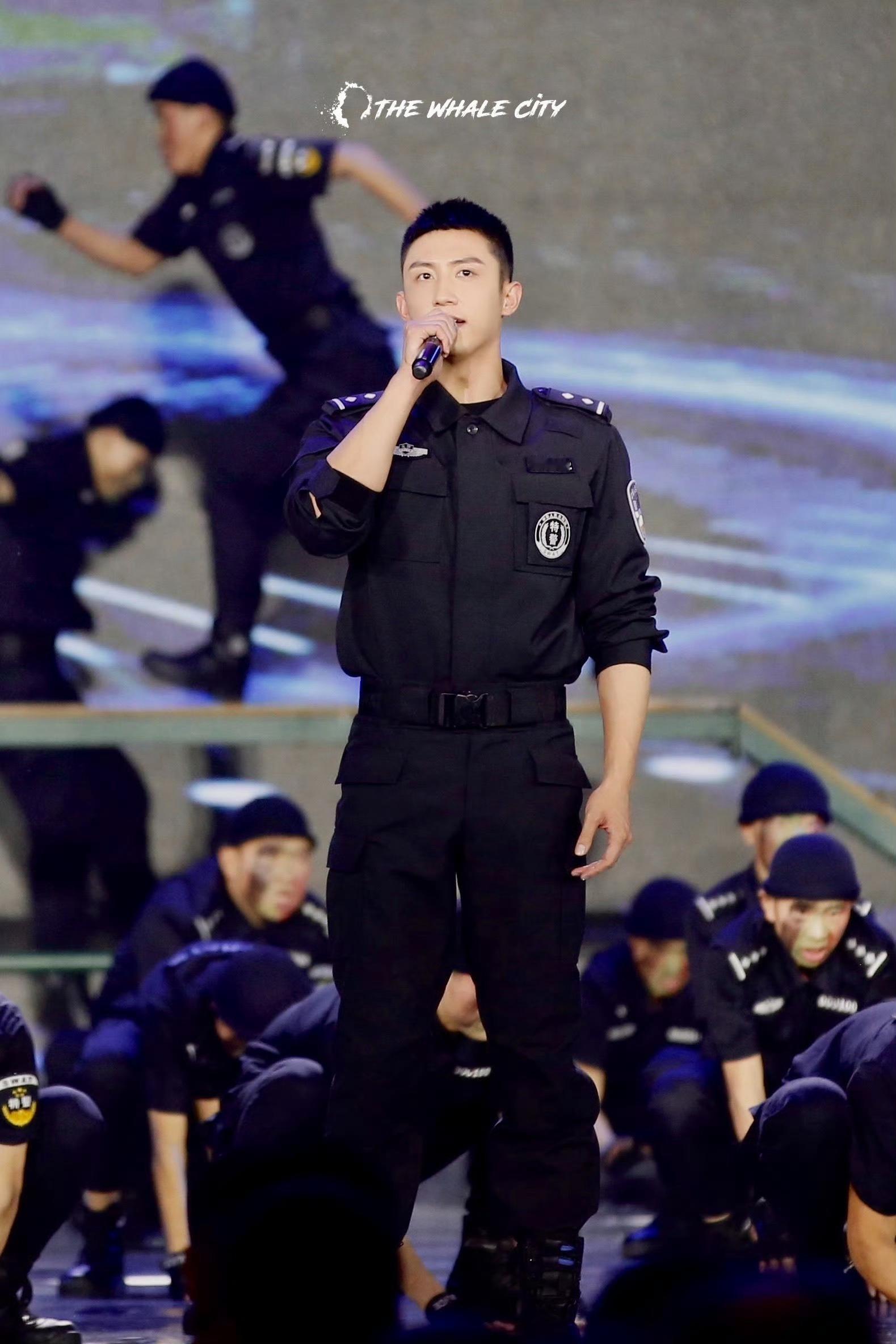 上一次看黄景瑜穿扎裤腿的警服还是2020年公安春晚唱《练为战》时！黄景瑜的挺拔帅