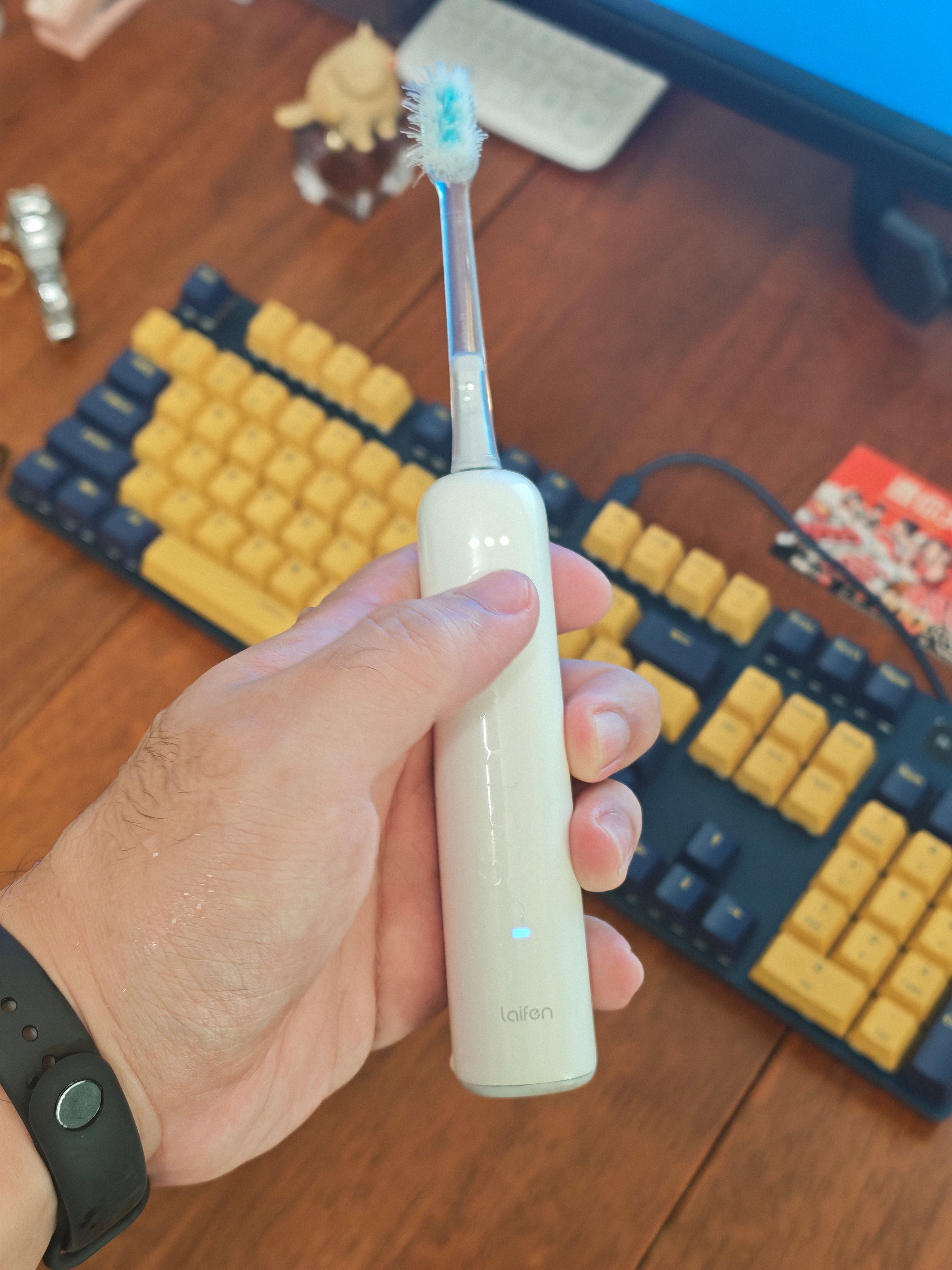 用了快三年的徕芬牙刷出差回来发现竟然坏了[跪了]怎么按都是亮蓝灯，充电和连接手机