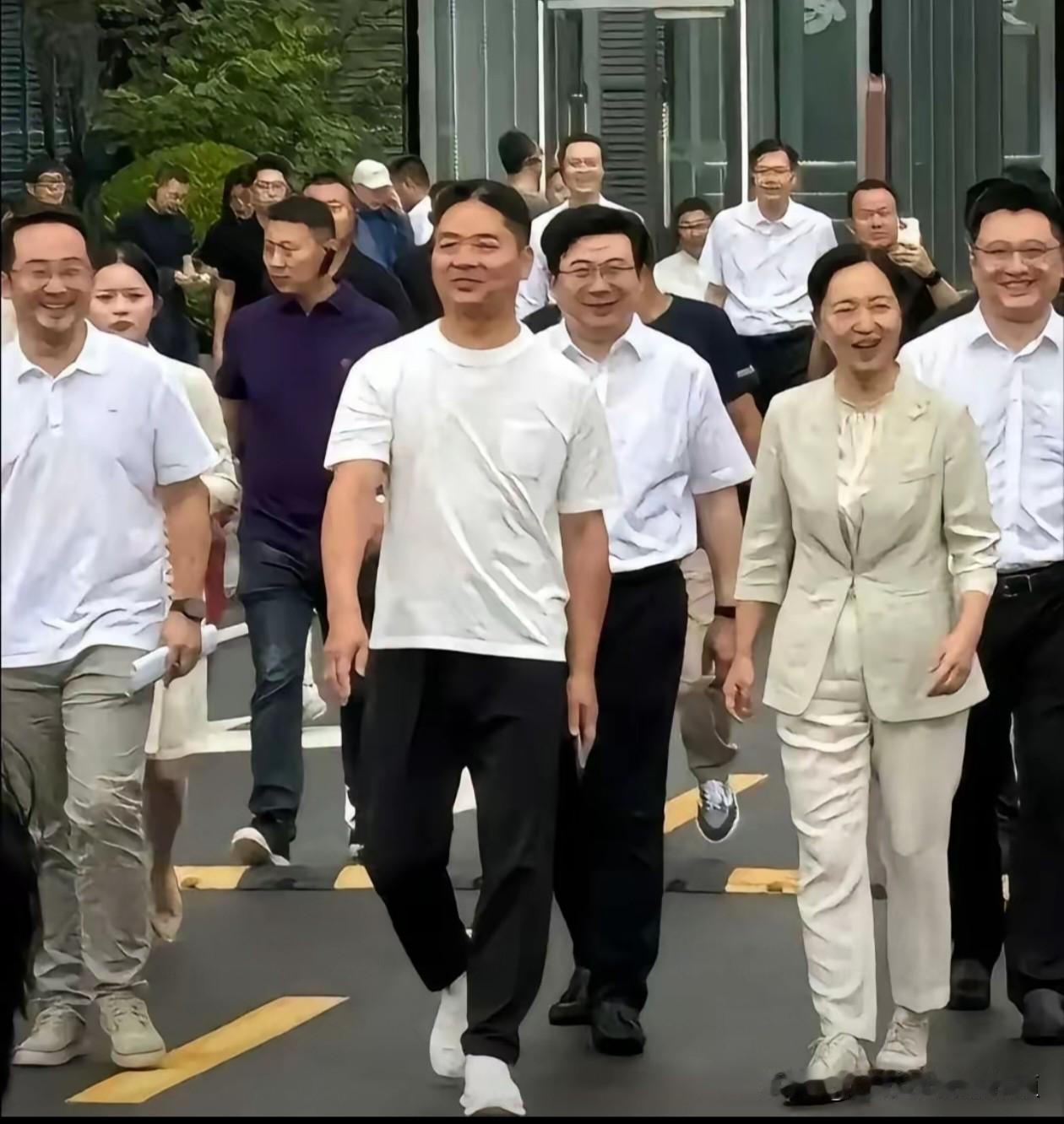 刘强东目前地位在全国或者全球都是前列的，
在他老家宿迁更是无人可比的，
历史上宿